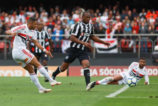 Reinaldo assiste jogo deitado