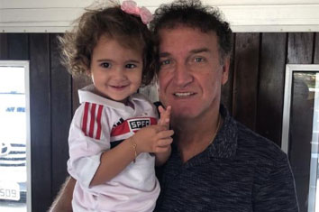 Neta de Cuca entra no clima do novo time do avô e veste camisa do São Paulo; veja fotos | são paulo | Globoesporte
