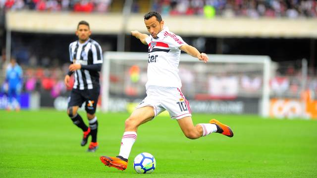 Na raça, São Paulo vence Ceará e mantém liderança do Brasileirão